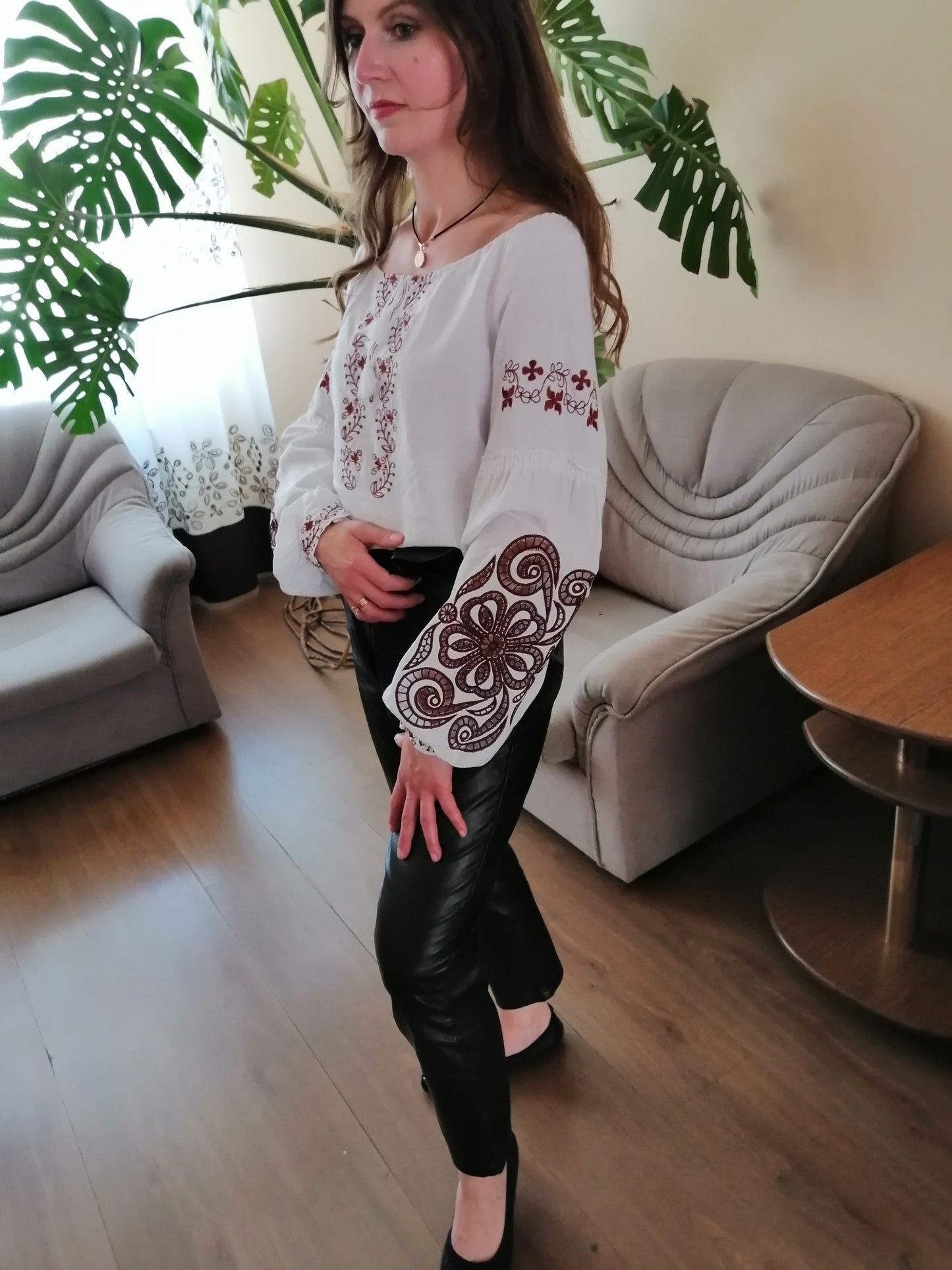 Norsk festdrakt for kvinner med ukrainsk brodert bluse stil 2.